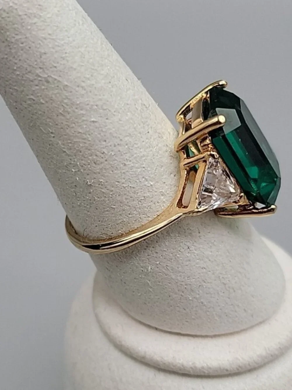 Art Deco 18K HGE Oversized Faux Emerald & Diamante Fashion Ring Gold Tone 8.5